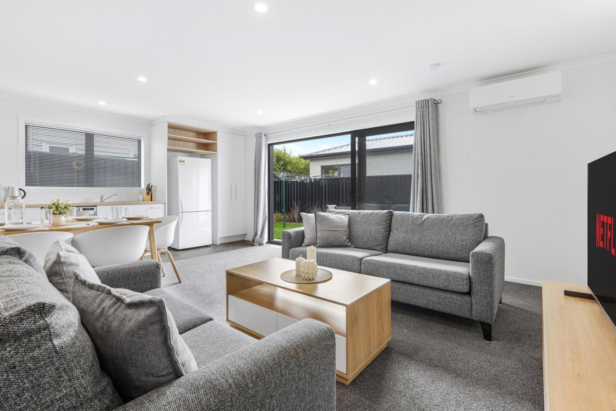 Modern Retreat With King Bed - By Kosh Bnb Hamilton Zewnętrze zdjęcie