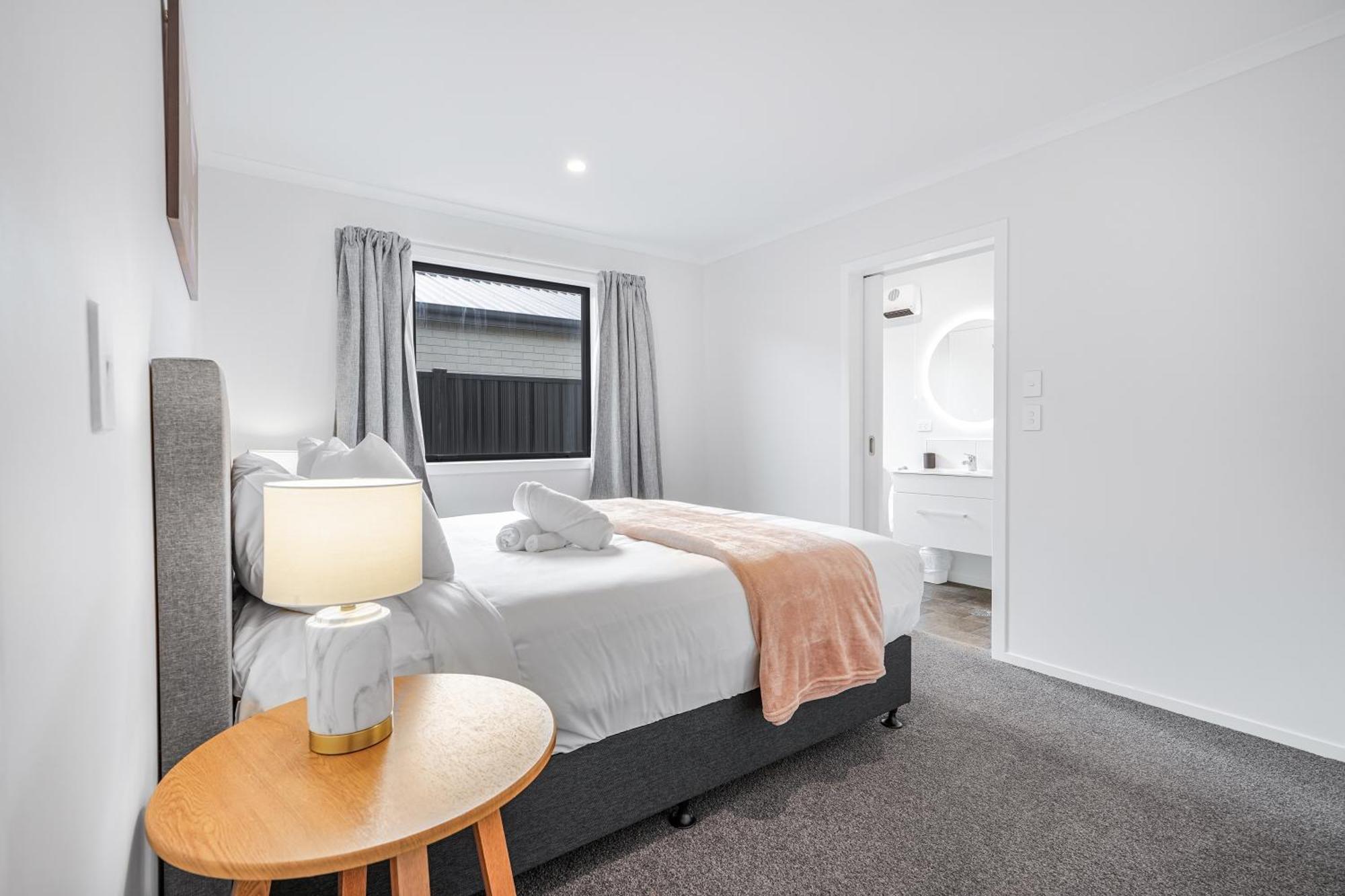 Modern Retreat With King Bed - By Kosh Bnb Hamilton Zewnętrze zdjęcie