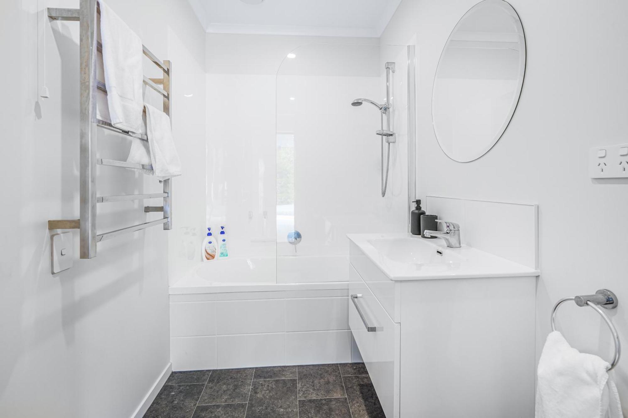 Modern Retreat With King Bed - By Kosh Bnb Hamilton Zewnętrze zdjęcie