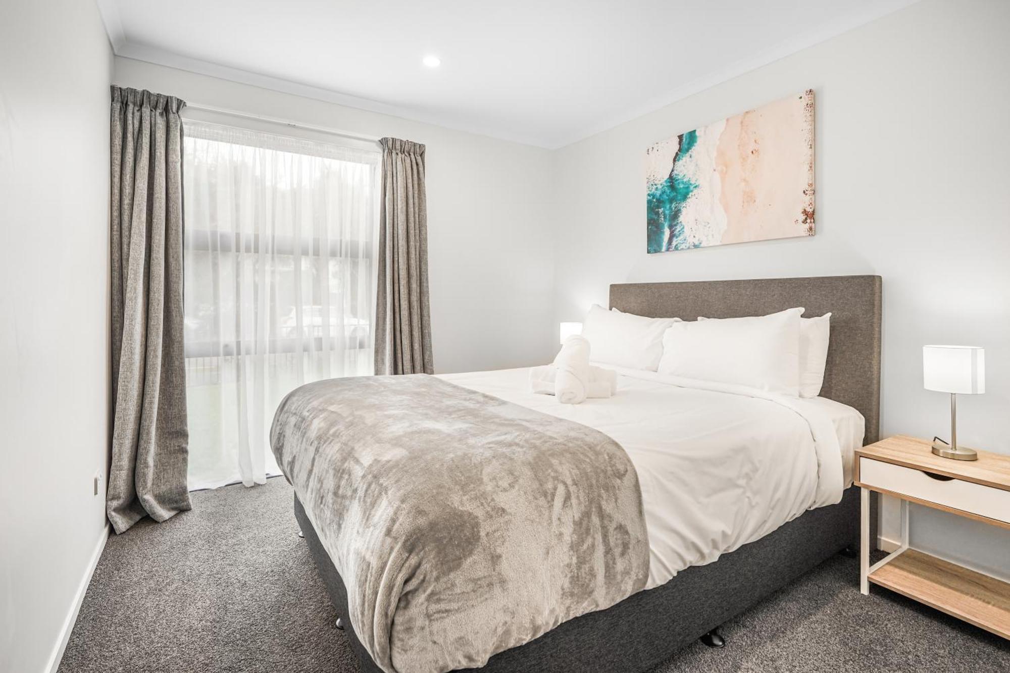 Modern Retreat With King Bed - By Kosh Bnb Hamilton Zewnętrze zdjęcie